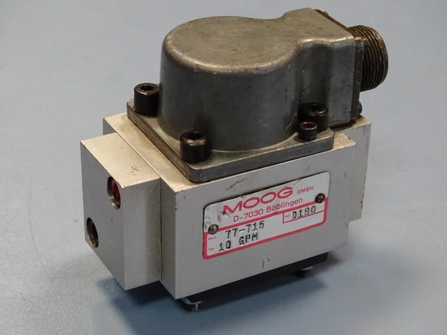 Серво клапан MOOG 10 GPM flow control servo valve 2-stage 210Bar - снимка 1