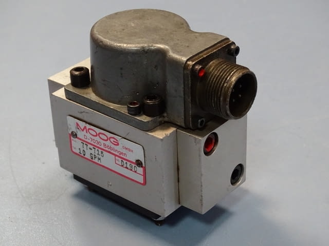 Серво клапан MOOG 10 GPM flow control servo valve 2-stage 210Bar - снимка 2