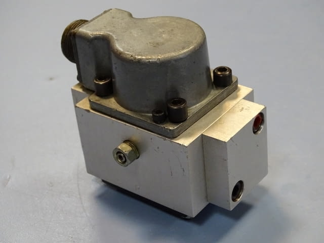 Серво клапан MOOG 10 GPM flow control servo valve 2-stage 210Bar - снимка 4