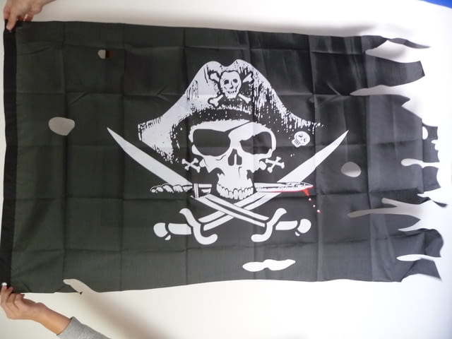 Пиратско знаме флаг шапка кораб корсар пирати прокъсано саби, city of Radomir - снимка 1