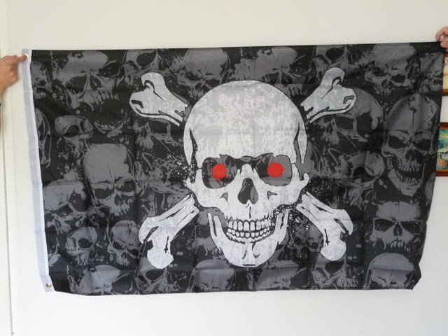 Пиратско знаме с черепи кости червени очи пират страшно ужас, city of Radomir - снимка 1