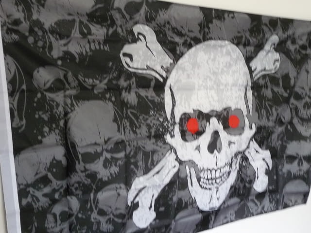 Пиратско знаме с черепи кости червени очи пират страшно ужас, city of Radomir - снимка 2