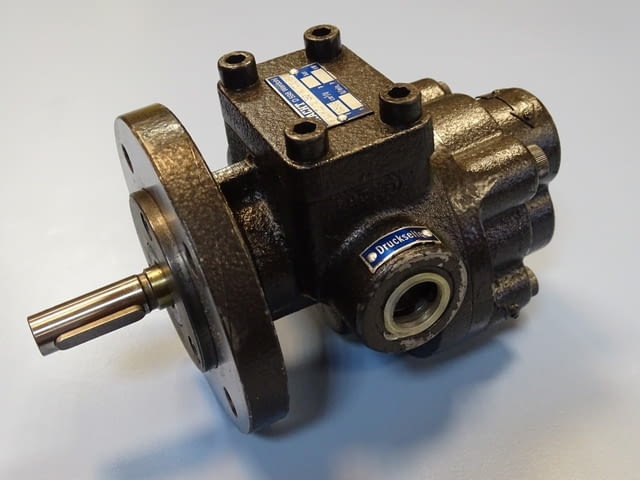 Хидравлична помпа KRACHT FMVZ 1/30 R 7DE1 Reduction Gear Oil Pump 13.6cm3 - снимка 1