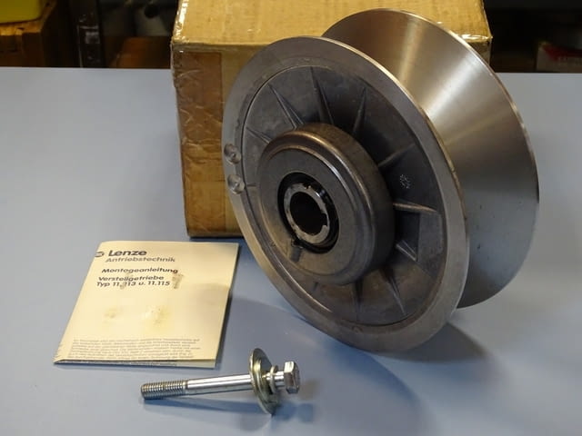 Вариаторна шайба Lenze 11-213.20-910 variable speed pulley 28H7 Ф205/Ф28 - снимка 1