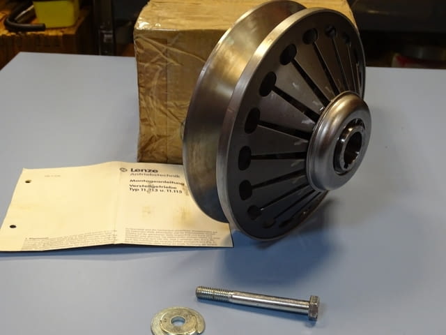 Вариаторна шайба Lenze 11-213.20-920 variable speed pulley 28H7 Ф205/Ф28 - снимка 1