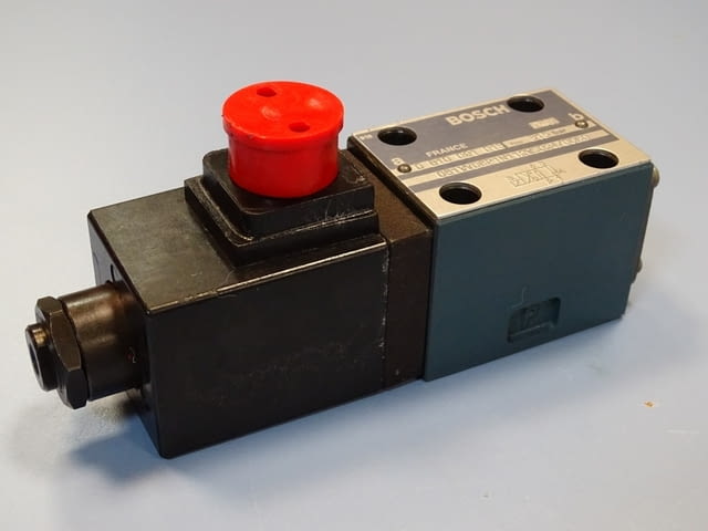 Хидравличен разпределител BOSCH 0810 091 013 directional control valve - снимка 1