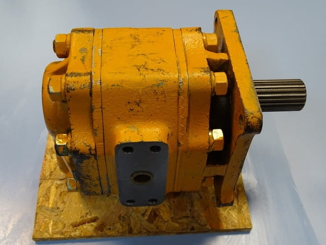 Хидравлична помпа за булдозер Komatsu Hydraulic pump for Bulldozer D85C-1/D155A-1 - снимка 2