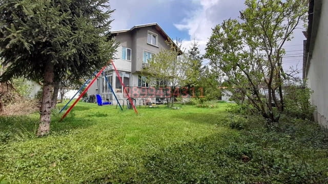 Продавам двуетажна обзаведена къща в гр. Костинброд, city of Kostinbrod | Houses & Villas - снимка 2