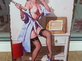 Метална табела еротика момиче закача картина на стената чук чукане пирон палец