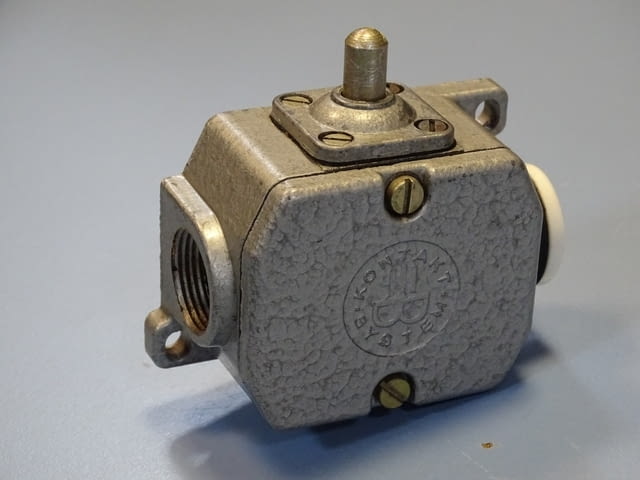 Краен изключвател Kontactsystem GWU 1 St Limit Switch 6A 500V DDR VEB - снимка 1