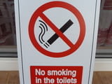 Метална табела надпис Не пушете в тоалетните цигари тоалетна