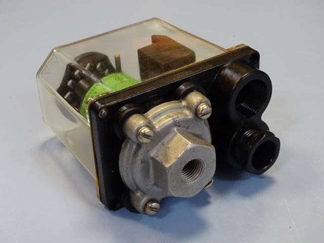 Пресостат KLOCKNER-MOELLER MCS4 pressure switch 220V 0.36kW, град Пловдив - снимка 2