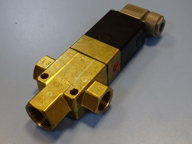 Магнет вентил 3-пътен Burkert 340-C-304 3/2 way solenoid valve 24VDC 16Bar - снимка 1