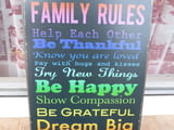Метална табела надпис послание Семейни правила щастие късмет мечти