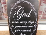 Метална табела надпис дъждовни дни за градинарите и домакинството господ бог