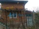 Къща с гараж и двор в с. Любеново община Хасково