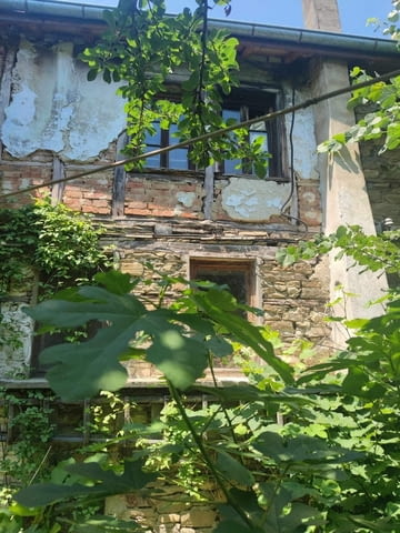 Продаваме къща в село Гълъбово двуетажна къща от 87кв.м. за ремонт с два санитарни възела на първи и - снимка 1