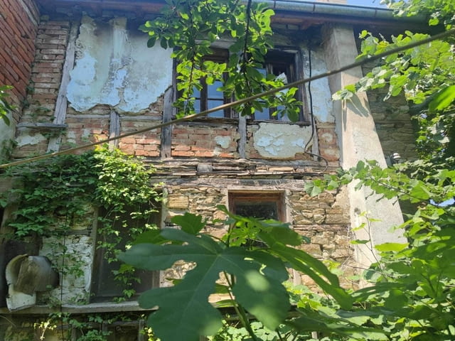 Продаваме къща в село Гълъбово двуетажна къща от 87кв.м. за ремонт с два санитарни възела на първи и - снимка 7