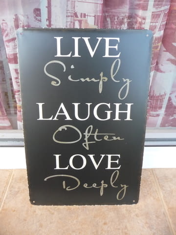 Метална табела надпис послание За живота Да се смеем и обичаме