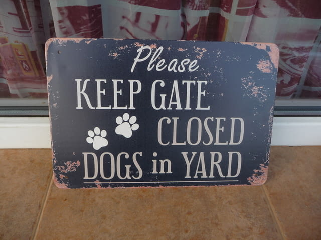 Метална табела надпис Затворета вратата има кучета в двора