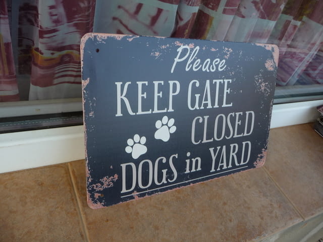 Метална табела надпис Затворета вратата има кучета в двора, city of Radomir - снимка 2