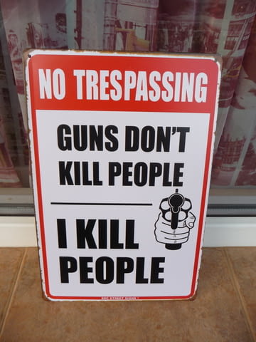 Метална табела надпис Оръжието не убива аз убивам опасност, град Радомир | Картини - снимка 1