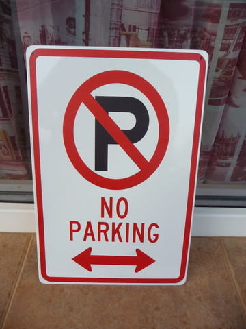 Метална табела надпис Забранено паркирането автомобили хора, city of Radomir - снимка 1