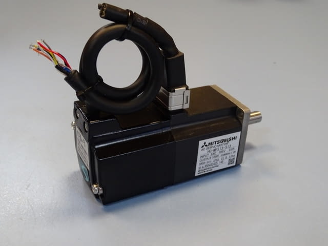 Серво мотор MITSUBISHI HC-MFS13-S13 AC servo motor 105V 3000min-1 - снимка 1