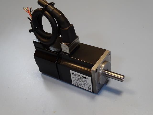 Серво мотор MITSUBISHI HC-MFS13-S13 AC servo motor 105V 3000min-1 - снимка 2