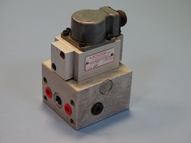 Серво клапан MOOG mod 77-720/77-715 flow control servo valve, city of Plovdiv - снимка 1