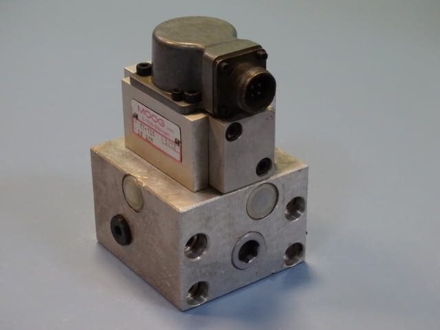 Серво клапан MOOG mod 77-720/77-715 flow control servo valve, city of Plovdiv - снимка 2