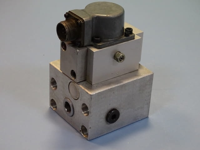 Серво клапан MOOG mod 77-720/77-715 flow control servo valve, city of Plovdiv - снимка 3