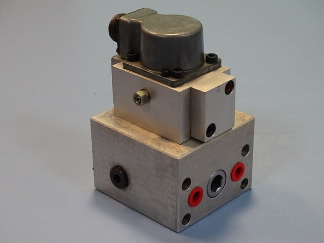 Серво клапан MOOG mod 77-720/77-715 flow control servo valve, city of Plovdiv - снимка 4