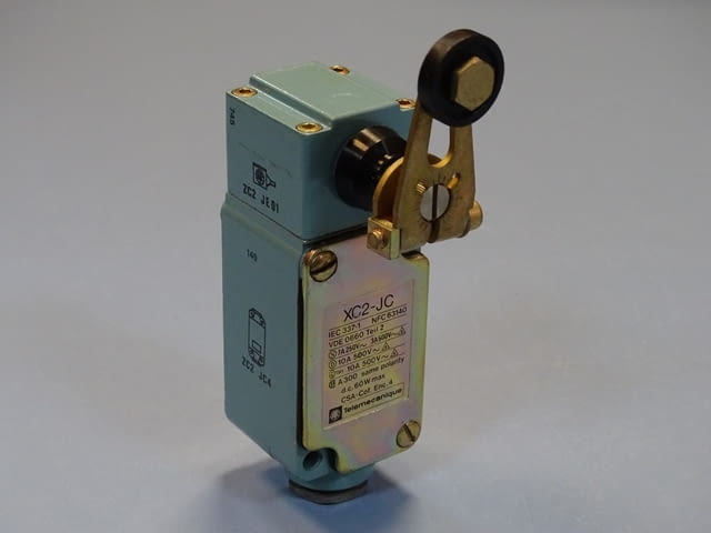 Изключвател краен Telemecanique XC2-JC/ ZC2 JE01/ XC2 JC4/ ZC2 JY11 Limit Switch - снимка 1