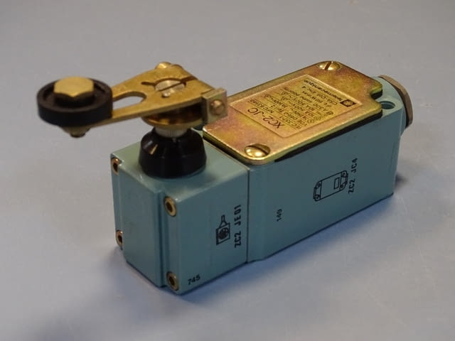 Изключвател краен Telemecanique XC2-JC/ ZC2 JE01/ XC2 JC4/ ZC2 JY11 Limit Switch - снимка 2