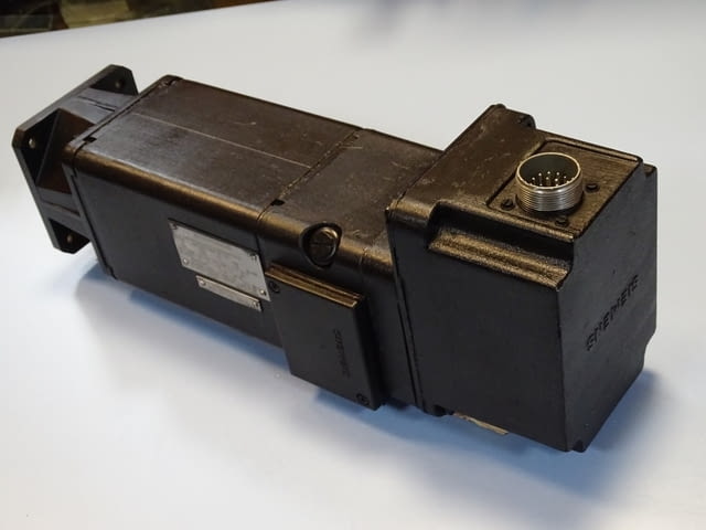 Правотоков ел. двигател Siemens 1HU3056-OAC01-Z servo motor 176V - снимка 2