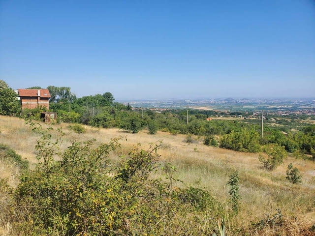 Парцел в регулация в село Брестник Уникална гледка на целия град ТОП ОФЕРТА - снимка 1