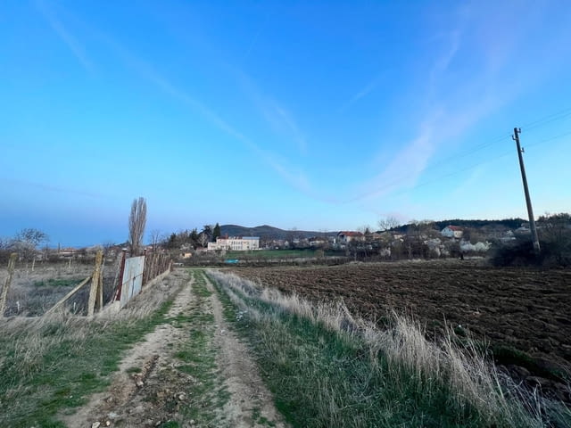 Дворно Място 1.8 дка в Бузовград до Казанлък, до Регулация, village Buzovgrad - снимка 1