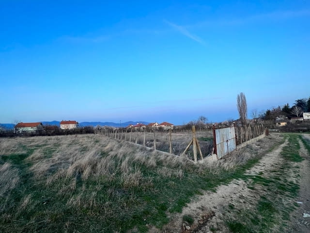 Дворно Място 1.8 дка в Бузовград до Казанлък, до Регулация, village Buzovgrad - снимка 2