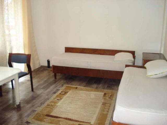 Давам под наем напълно обзаведена боксониера в Тракия близо до SPS на втория етажетаж-400лева-089945 - снимка 1