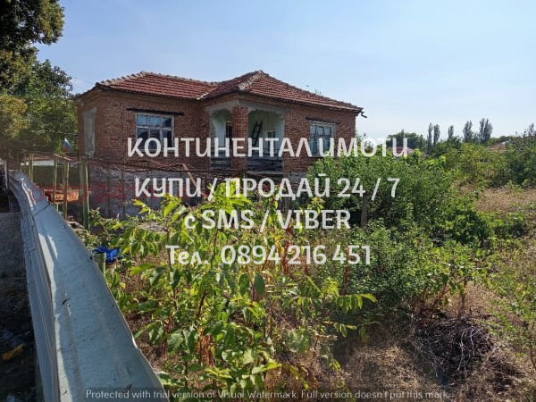 Код 62880. Едноетажна стара тухлена къща 60м2 с двор 720м2 на асфалтова централна улица. Под етажа и - снимка 1