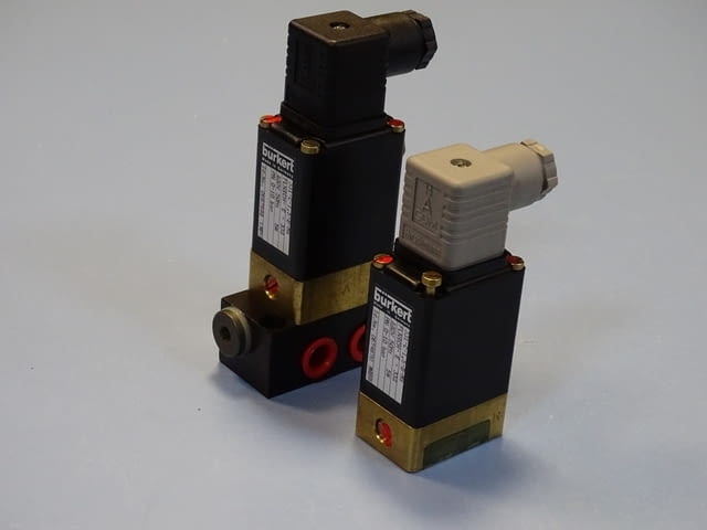 Магнет вентил Burkert 331-C-1.5-B-MS 3/2 way solenoid valve 220VAC - снимка 1