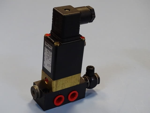 Магнет вентил Burkert 331-C-1.5-B-MS 3/2 way solenoid valve 220VAC - снимка 2