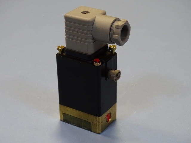 Магнет вентил Burkert 331-C-1.5-B-MS 3/2 way solenoid valve 220VAC - снимка 3