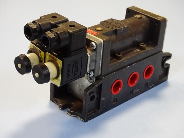 Пневматичен разпределител SHOKU-HERION 5BC-04F solenoid valve 100VAC - снимка 1