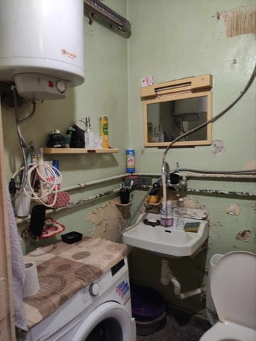 Продаваме двустаен апартамент състоящ се от три непреходни стаи- спалня , хол трапезария , и отделна к - снимка 1