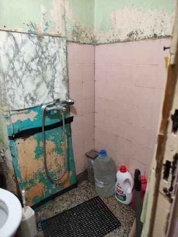 Продаваме двустаен апартамент състоящ се от три непреходни стаи- спалня , хол трапезария , и отделна к - снимка 2