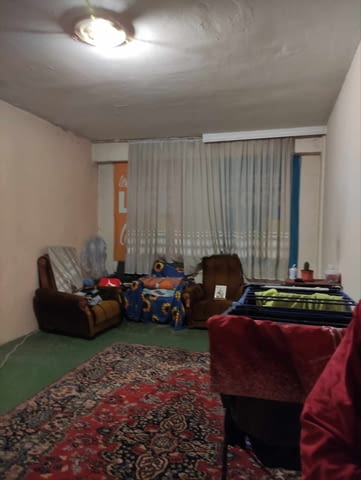 Продаваме двустаен апартамент състоящ се от три непреходни стаи- спалня , хол трапезария , и отделна к - снимка 3