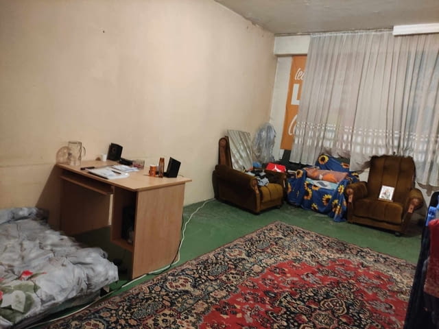 Продаваме двустаен апартамент състоящ се от три непреходни стаи- спалня , хол трапезария , и отделна к - снимка 4