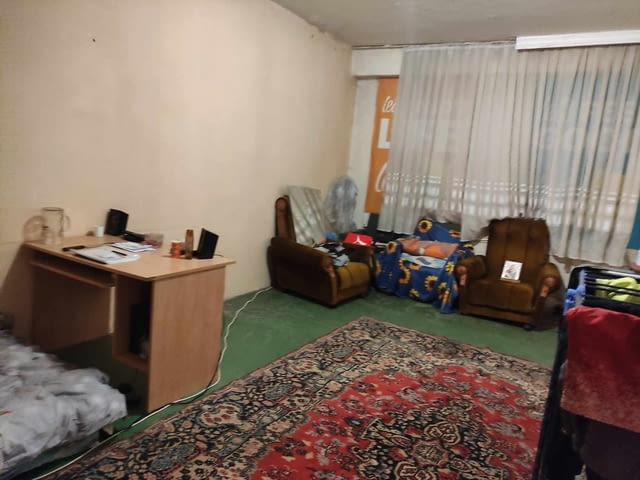 Продаваме двустаен апартамент състоящ се от три непреходни стаи- спалня , хол трапезария , и отделна к - снимка 6